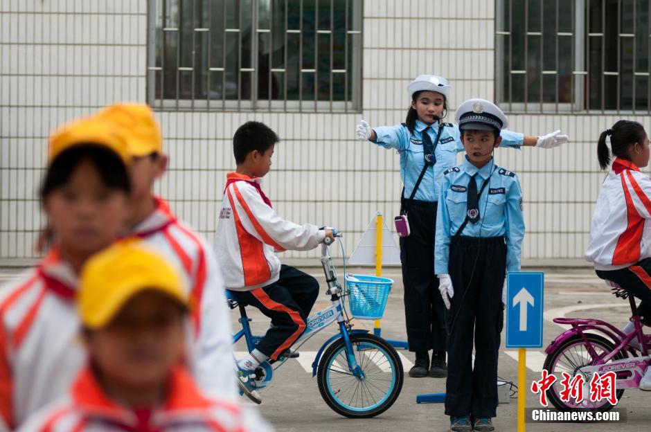 广西柳州小学生穿警服指挥交通