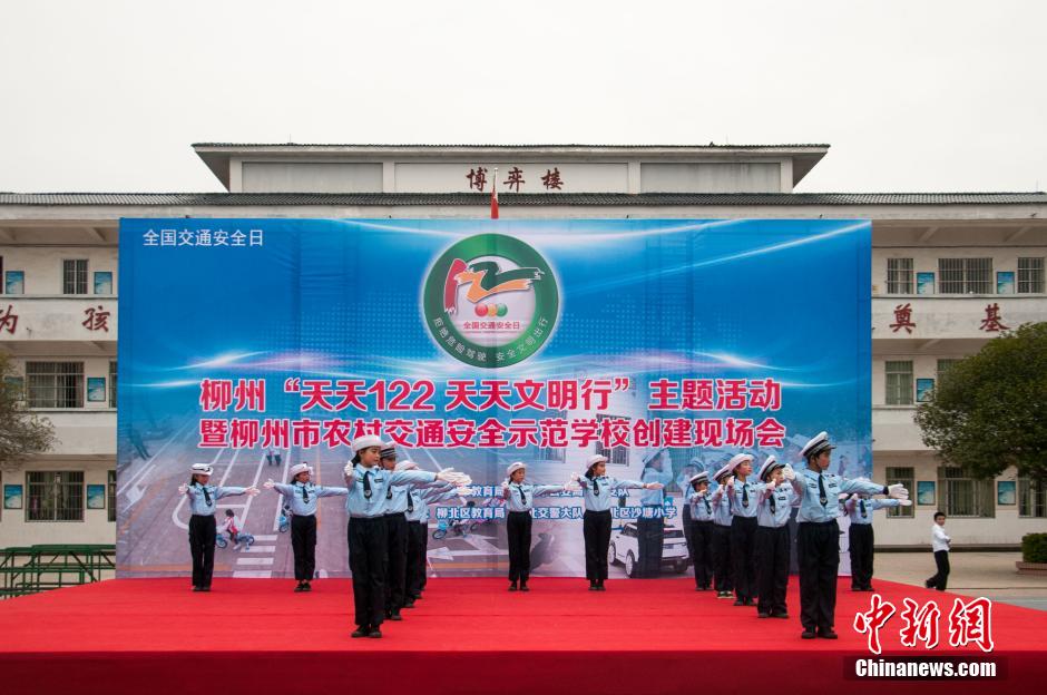 广西柳州小学生穿警服指挥交通