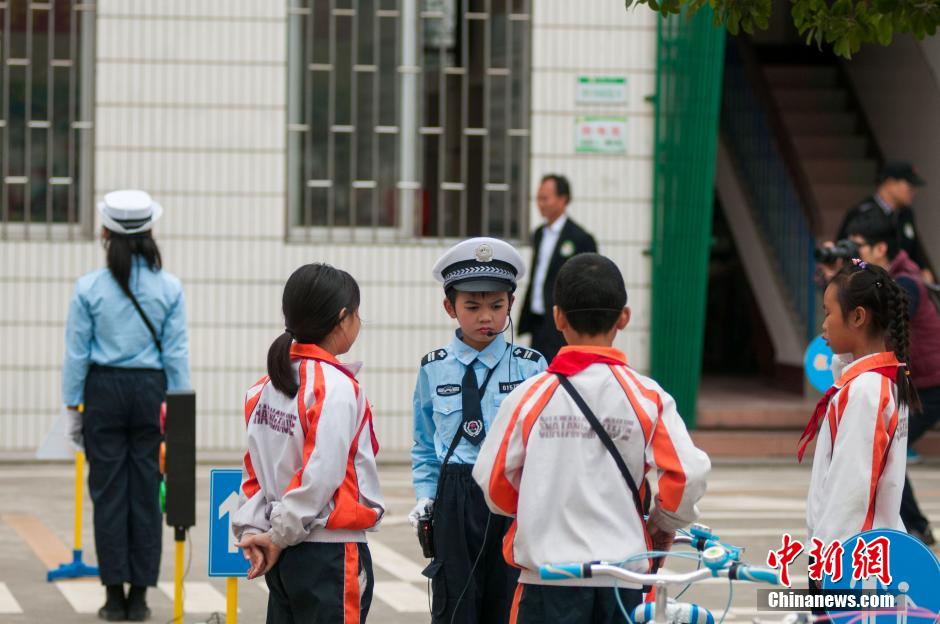广西柳州小学生穿警服指挥交通
