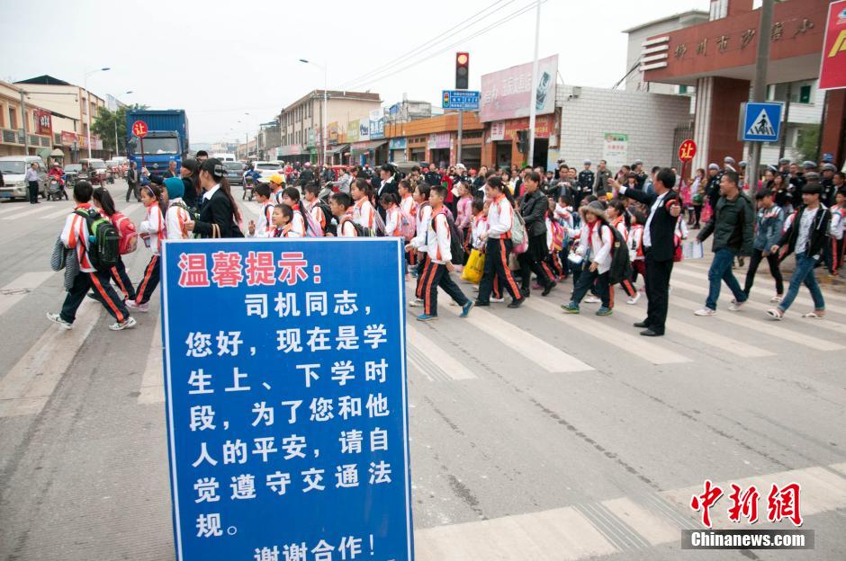 广西柳州小学生穿警服指挥交通