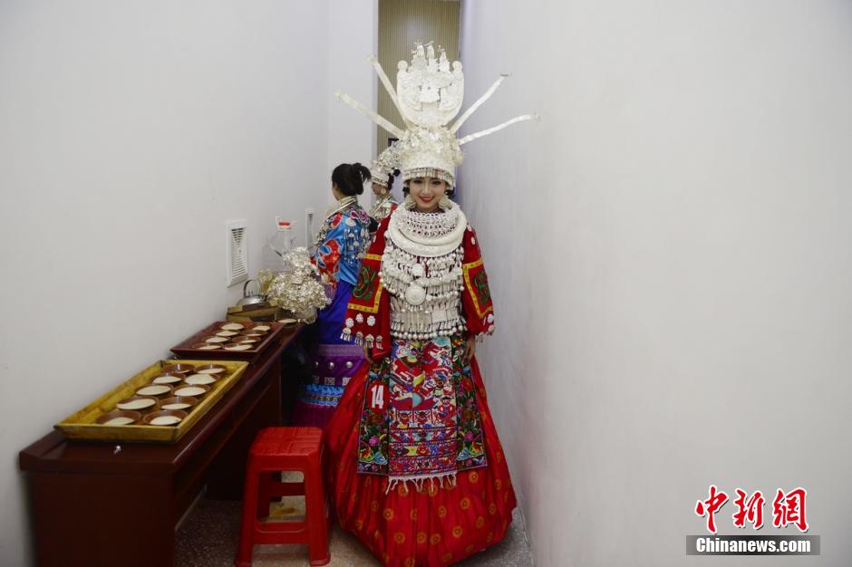 探访凤凰“最美苗家姑娘”后台 苗家人清纯靓丽