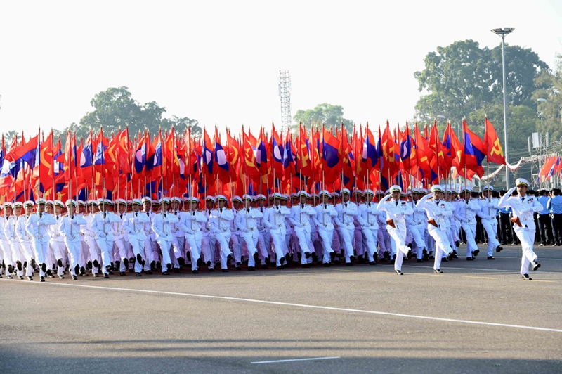 老挝举行庆祝建国40周年群众游行和阅兵式-千