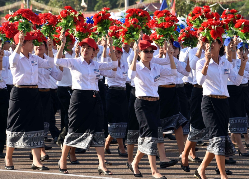 老挝举行庆祝建国40周年群众游行和阅兵式-千