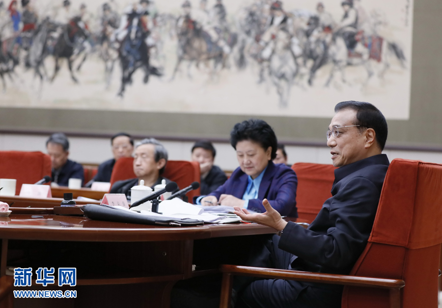12月2日，中共中央政治局常委、国务院总理李克强在北京主持召开经济工作专家座谈会，并作重要讲话。 新华社记者 鞠鹏 摄