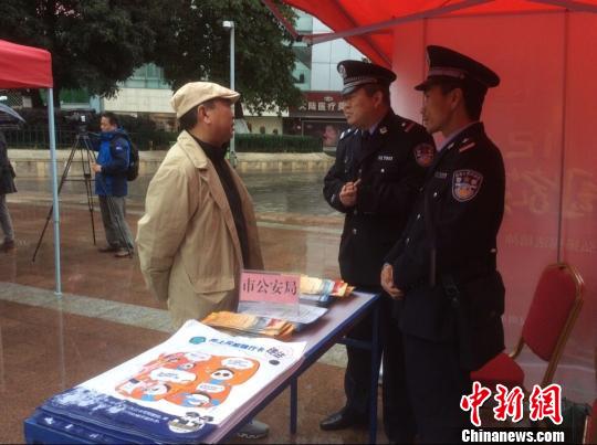 昆明千余名处级干部集体宣誓效忠宪法
