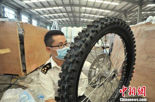 海口海关查获摩托车整车、汽车配件等近140吨走私货物
