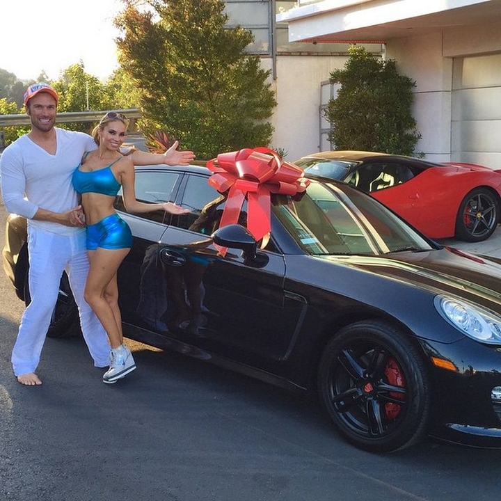 美国土豪夫妇邀请数十美女共同居住