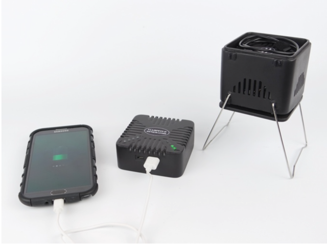 Warpfive充电宝可以一边烧烤一边充电