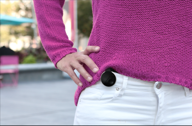 ROAR就是一款可穿戴的智能设备，在遇到危险的时候能够第一时间发出警报，同时报警、通知紧急联系人佩戴者当前的位置，方便警方和家人可以采取最快速最有效的措施。