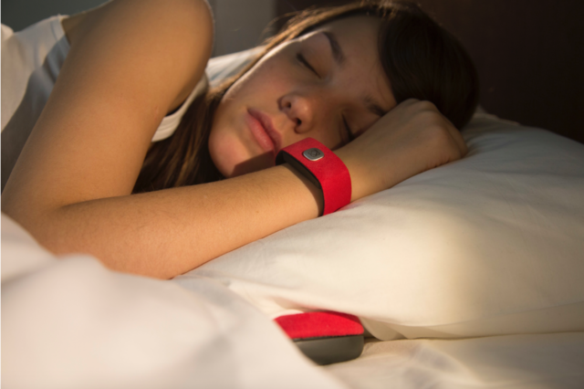 Pillow Talk是专为异地情侣或分隔两地的夫妻打造的设备。可以实时听到对方的心跳，在不同的地方也可以伴随着爱人的心跳入睡。