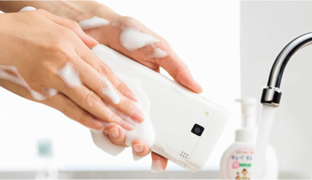 KDDI与京瓷联手推出可冲洗智能手机Digno Rafre