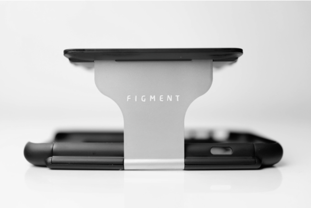 这个叫做“Figment VR”的设备本身是一款iPhone手机壳，不过经过简单的变型，就可以摇身一变成为虚拟现实眼镜。