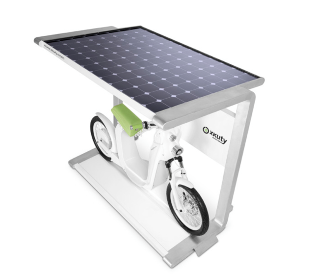 名为“Xkuty One”的智能电动车除了具备传统电动车所有的优势之外，还可以进行太阳能充电，并且配备了蓝牙头盔。