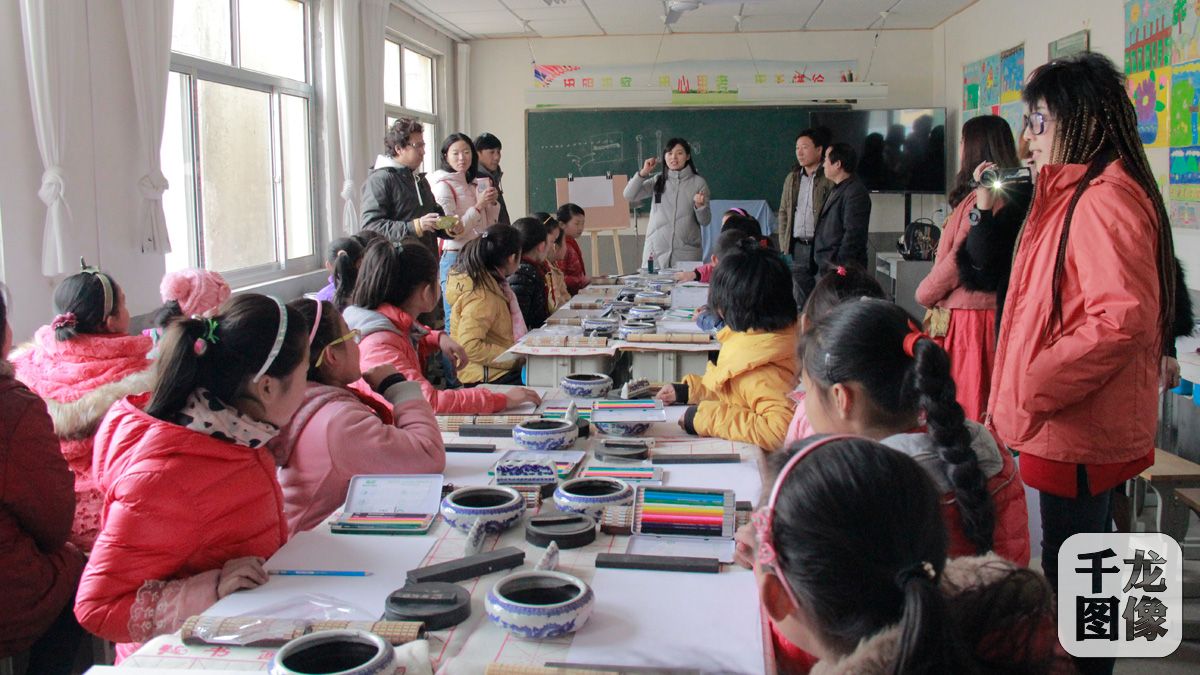 潍坊坊子尚庄小学-艺术家与孩子们在一起120