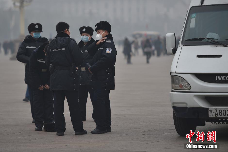 雾霾&ldquo;红警&rdquo;下的户外工作者