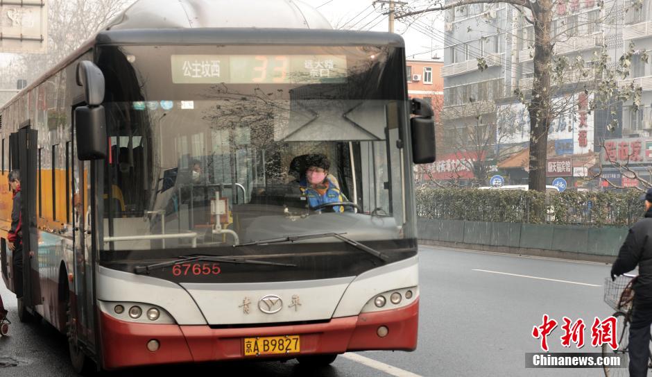 雾霾&ldquo;红警&rdquo;下的户外工作者