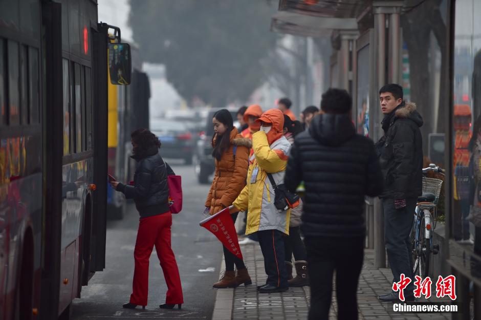 雾霾&ldquo;红警&rdquo;下的户外工作者