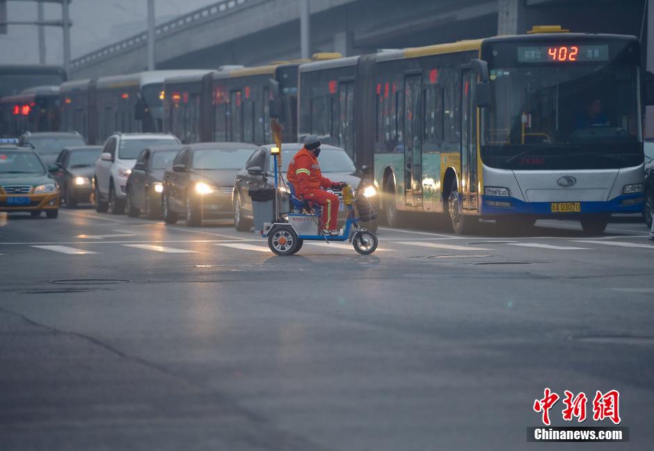 雾霾&ldquo;红警&rdquo;下的户外工作者