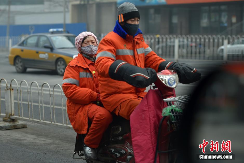 雾霾&ldquo;红警&rdquo;下的户外工作者