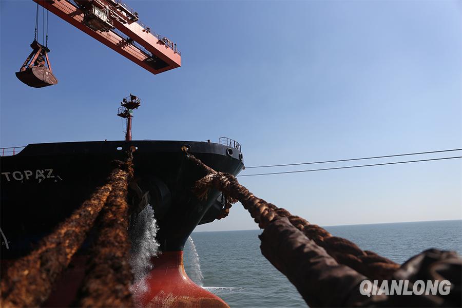 曹妃甸矿石码头上正在工作的大型矿石运输船1。千龙网记者 于颖摄