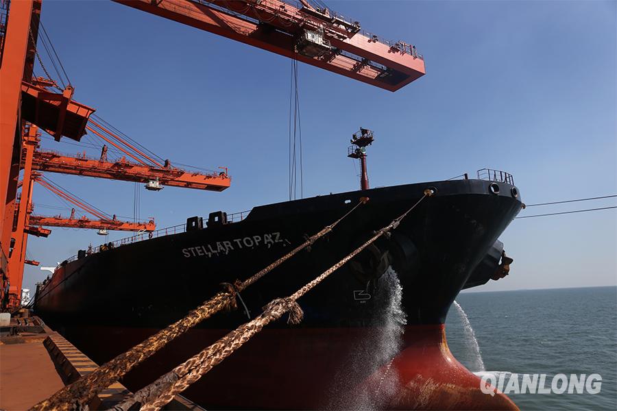 曹妃甸矿石码头上正在工作的大型矿石运输船。千龙网记者 于颖摄
