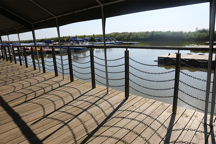 游客可以选择乘坐游艇游览曹妃甸湿地公园