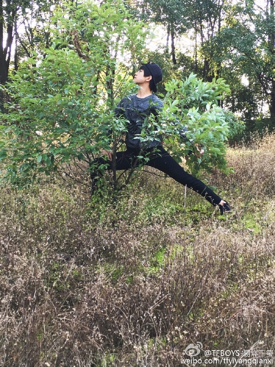 TFBOYS易烊千玺晒搞笑巡山照 小鲜肉画风变