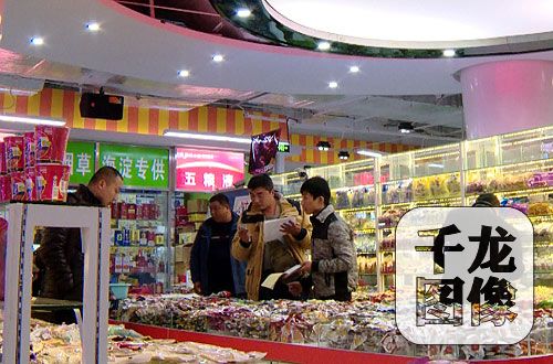 市场内从多批发商将原来的摊位改造成了产品展示中心