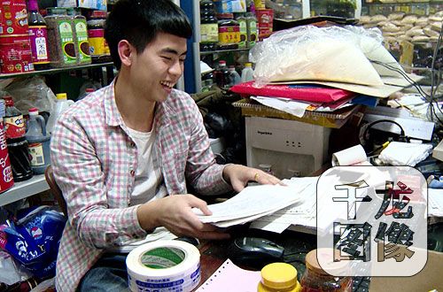 商户小汪在电脑前忙碌地处理大批订单