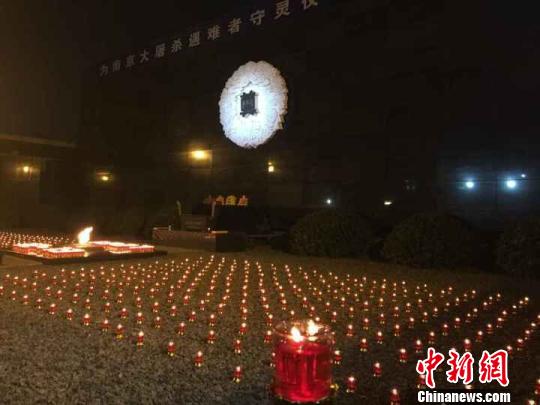 国际友人秉烛守灵为南京大屠杀死难者寄哀思（图）