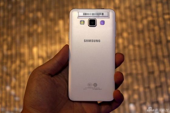 拒绝色彩单调 多彩时尚智能手机盘点(4)-千龙网