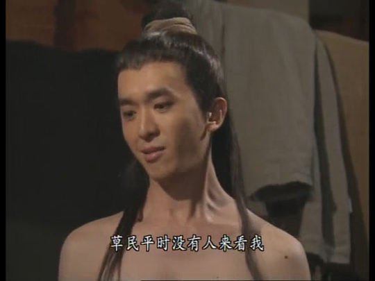 TVB常见的经典配角邓兆尊曾出演过《醉打金枝》《烈火雄心》《皆大欢喜》等电视剧，但近年我们已无法在娱乐版看到他。很少有人知道，邓兆尊是香港慈善伶王邓永祥的长子，坐拥逾亿身家，是城中的钻石王老五。他身边有两位女友相依十多年，还曾被香港媒体拍到“三人同行”。