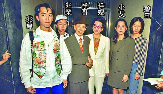据扬子晚报报道，凭借电影《3D肉蒲团》走红的“3D女神”蓝燕事业前景一片大好，2012年7月被曝出了她的千万豪宅，其身家背景成为了当下媒体关注的焦点。