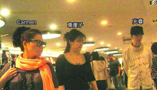 2015年11月，已故慈善伶王“新马师曾”邓永祥遗孀洪金梅(祥嫂)，与四子女再度爆发争产风波，又将邓兆尊推到话题风口。祥嫂爆出忍辱负重18年，近日被其中三名子女要求签授权书，并将子女拒诸门外，关系再次变恶劣。事后儿子邓兆尊被问起此事时回应：“叫她别吃那么多不该吃的东西啊!”