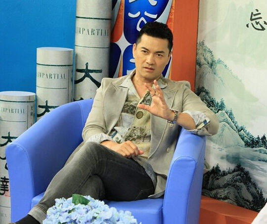 吕良伟2014年回TVB拍摄《富贵门》，戏里扮演身家过亿的银行CEO，戏外原来也是隐形的富豪。2009年，吕良伟被港媒踢爆在内地投资了市值近20亿的广告公司，牵扯出吕良伟如今已经身家过10亿的内幕。原来结婚两年后，吕良伟就和一个美籍的华裔商人合资开了间名为“触动传媒”的广告公司。这个公司的注资达到一千万美元，因为经营得当，三年后就开始获利，年营业额两亿人民币。