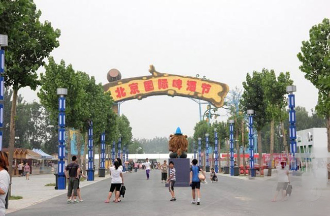北京蟹岛国际会展中心位于北京市朝阳区蟹岛路一号,是由蟹岛集团独家投资建设、委托中国国际贸易中心股份有限公司经营管理的集会展、餐饮于一体的会展中心。 北京蟹岛国际会展中心项目总占地约42万平方米,由8个展馆组成,展览总面积60,000平方米,其中,最大的一号主展馆使用面积为10,300平方米,其他7个展馆的使用面积均为7,000平方米,配套有停车场15万平方米(可停放5000辆机动车),展区内可同时容纳15万人。会展中心广场设有中央舞台可以举办大型的室外活动,也可供厂商进行大型室外展出。 北京蟹岛国际会展