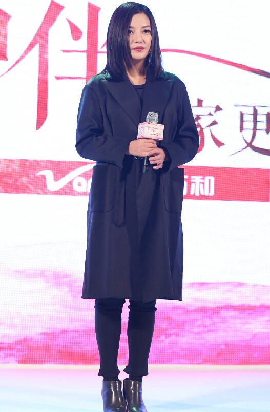 女强人 赵薇坦言最对不起女儿 决定女儿生日不