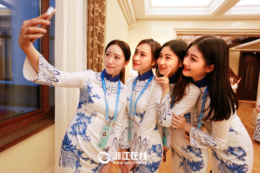 “好看！快留个纪念。”大学生礼仪身穿第二届世界互联网大会的青花瓷旗袍亮相。