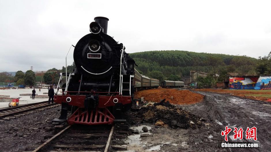 广西废弃铁路披&ldquo;彩妆&rdquo; 变身爱情隧道吸引游人