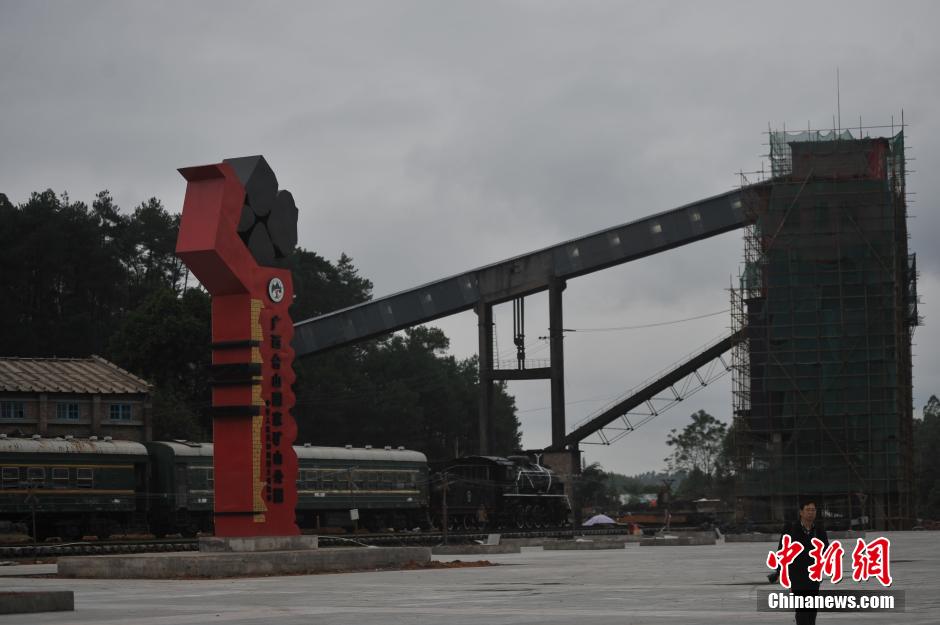 广西废弃铁路披&ldquo;彩妆&rdquo; 变身爱情隧道吸引游人