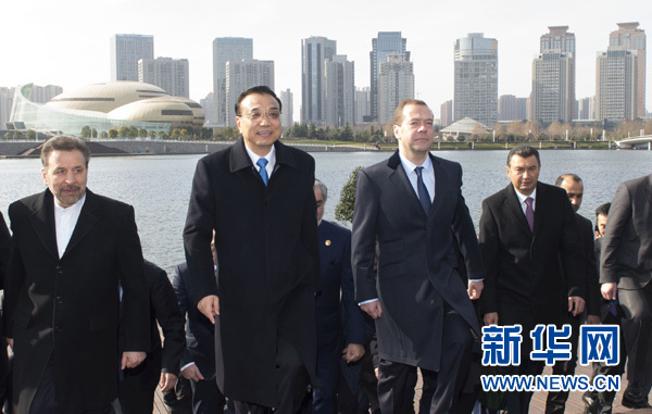 12月15日,国务院总理李克强与出席上海合作组织成员国总理第十四次会议的各国领导人共同参观郑州市郑东新区城市建设。 新华社记者 谢环驰摄