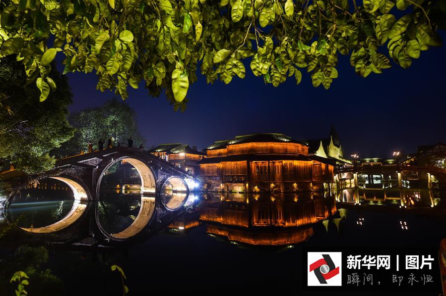 12月15日，乌镇西栅呈现美丽的夜色。
