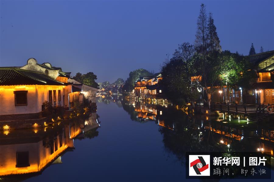 12月15日，乌镇西栅呈现美丽的夜色。
