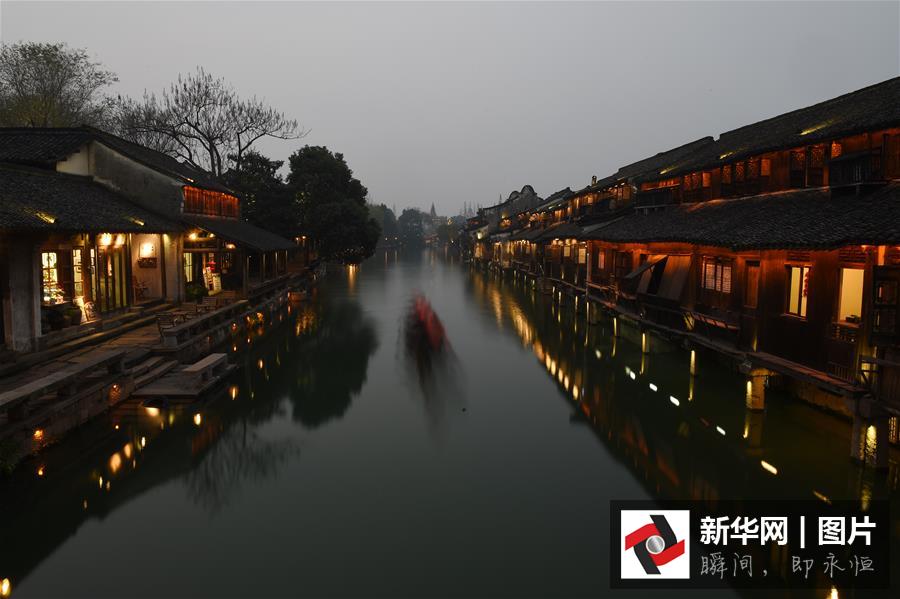 12月15日，乌镇西栅呈现美丽的夜色。