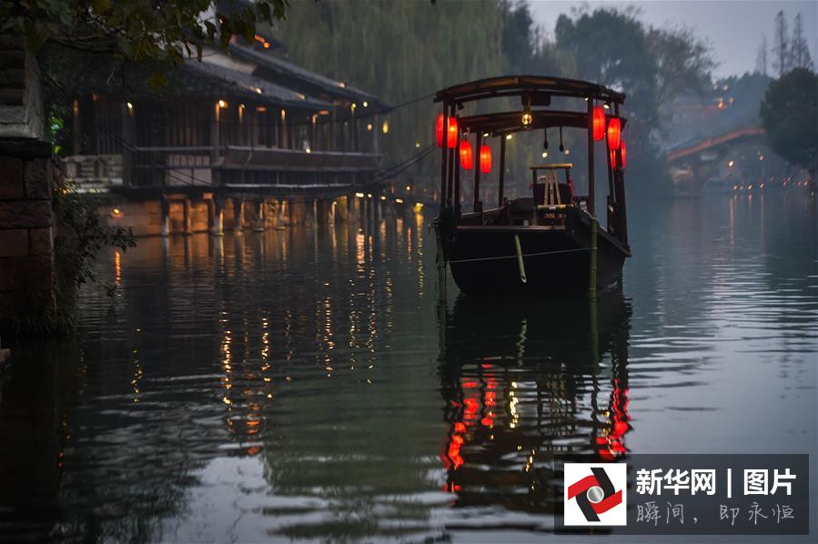 12月15日，乌镇西栅呈现美丽的夜色。