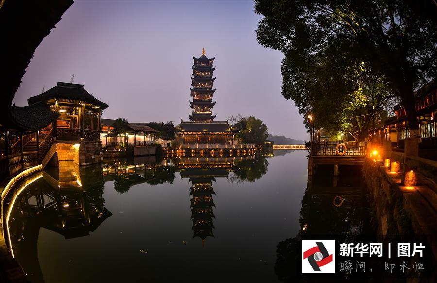 12月15日，乌镇西栅呈现美丽的夜色。