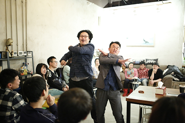 观众饶有兴趣地观看《山丘》的演出