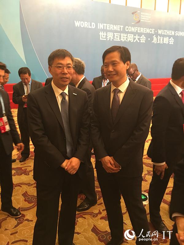 中外嘉宾陆续抵达大会会场。（摄影：人民日报徐隽）