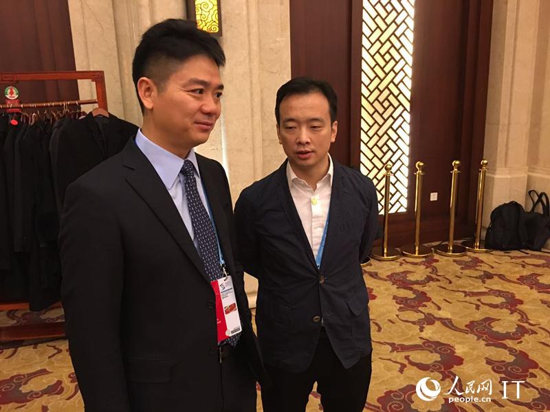 中外嘉宾陆续抵达大会会场。（摄影：人民日报徐隽）