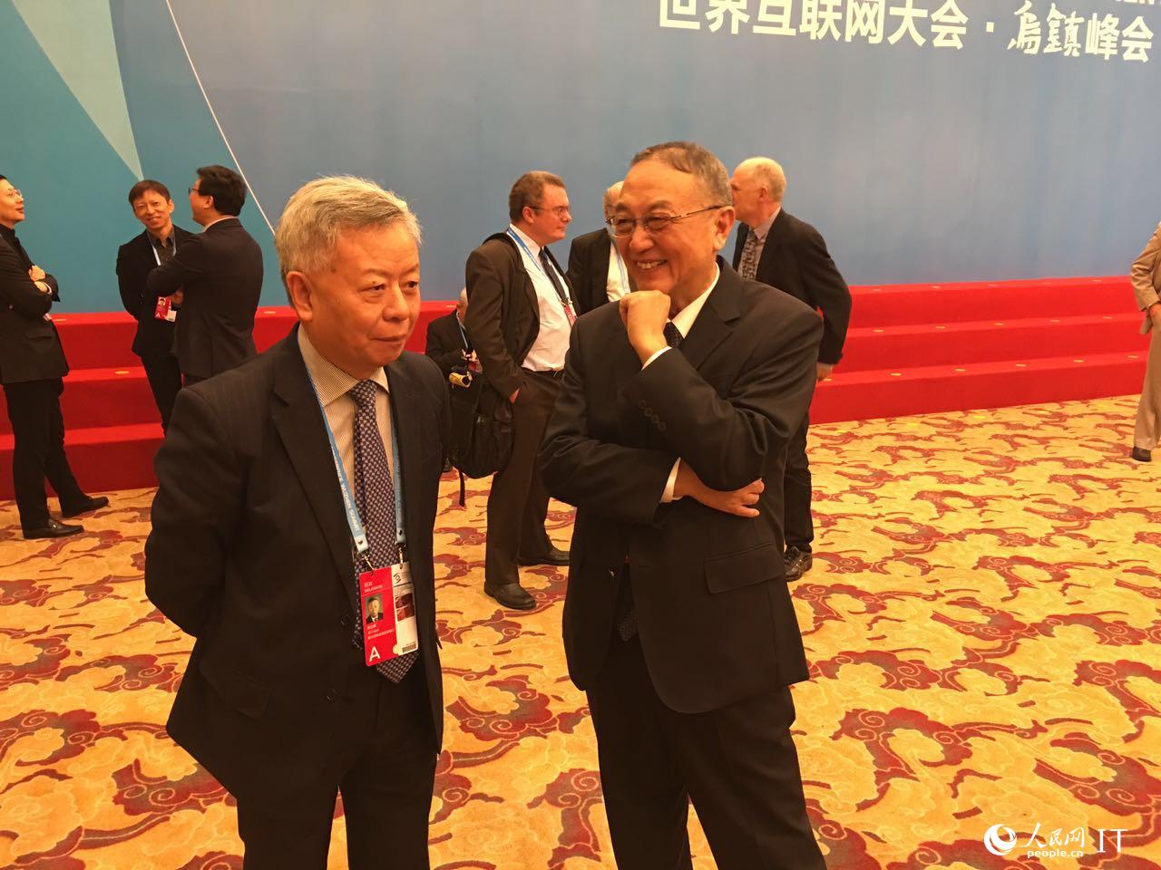 中外嘉宾陆续抵达大会会场。（摄影：人民日报徐隽）